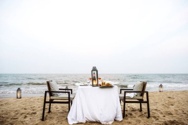 Denizin kenarında yemek masası