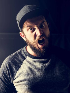 Yüz ifadesi çığlık ile bir adam