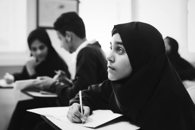 Çeşitli Müslüman çocukların bir sınıfta eğitim