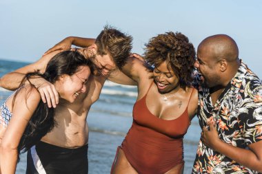 Farklı arkadaş plajda eğlenmek