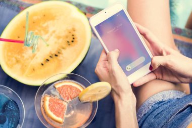 Telefon havuz üzerinde oynayan kız