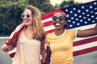 Amerikan ulusu bayrak kadınlarla