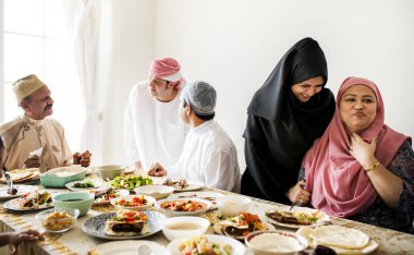 Müslüman bir aile Ramazan ziyafeti çekiyor