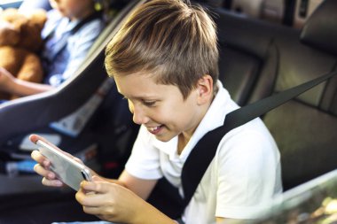 Arabada bir smartphone oynamak çocuk