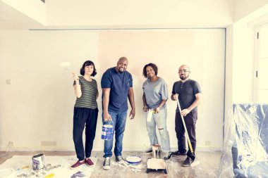 İnsanlar evi yeniliyor.