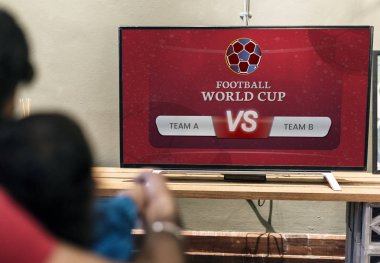 Bir futbol maçı televizyonda izlerken aile
