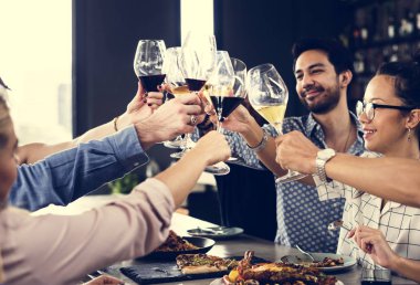 İnsanlar bir öğünde kızartma