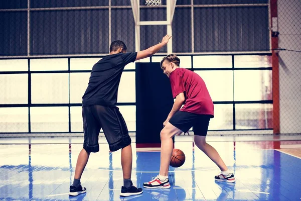 Genç Erkek Basketbol Birlikte Sahada Oynayan — Stok fotoğraf