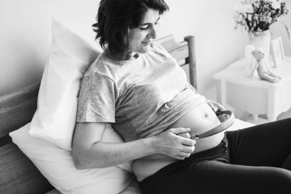 Mulher Grávida Acendendo Música Para Bebê — Fotografia de Stock