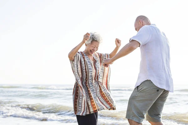 Mogen Mamma Och Son Dans Stranden — Stockfoto