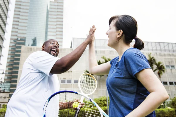 Paar Spielt Tennis Als Team Und Gibt High Five — Stockfoto