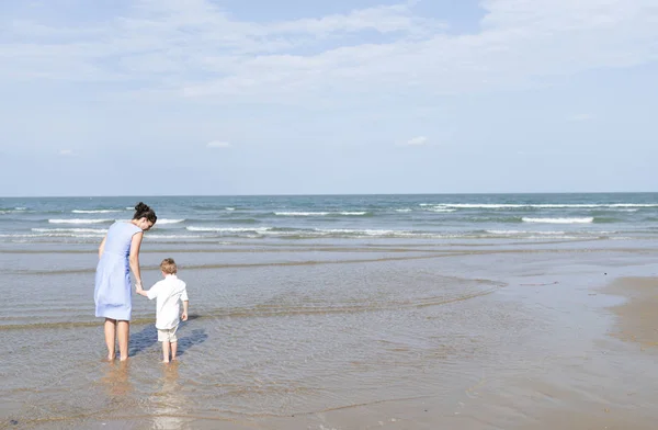 Vista Posteriore Della Madre Del Piccolo Figlio Che Rilassano Spiaggia — Foto Stock