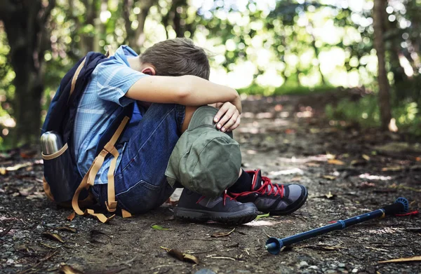 Liten Pojke Vilse Skogen Och Sorgliga Sitter Mark Kramas Knän — Stockfoto