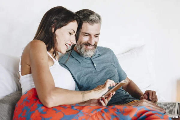 Couple Utilisant Leur Téléphone Pendant Les Vacances — Photo