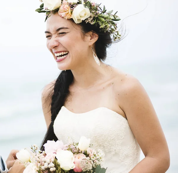 Lachende Junge Braut Blumenkranz Der Küste — Stockfoto