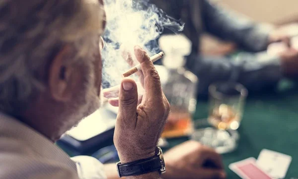 Een Man Die Roken Een Gokken Cirkel — Stockfoto