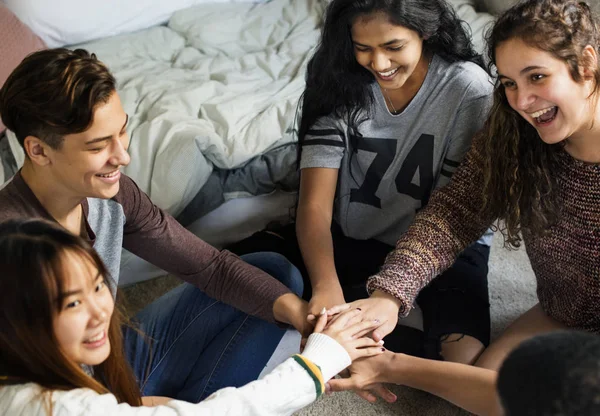 Grupp Tonåringar Ett Sovrum Att Sätta Deras Händer Grupp Gemenskapen — Stockfoto