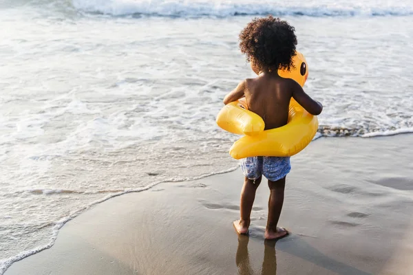 Vista Posteriore Del Bambino Carino Con Tubo Anatra Piedi Sulla — Foto Stock