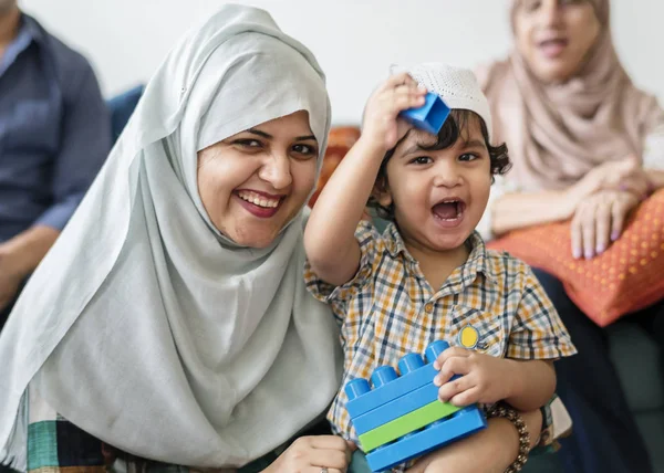 Muslim Keluarga Santai Dan Bermain Rumah — Stok Foto