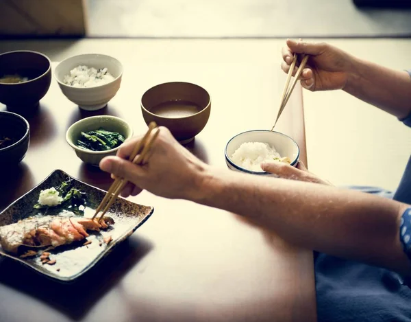 Gente Comiendo Comida Japonesa —  Fotos de Stock