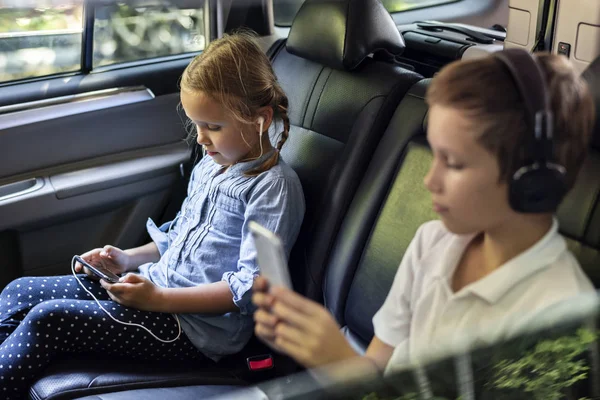 Sister Brother Playing Digital Devices Car — Stock Photo, Image