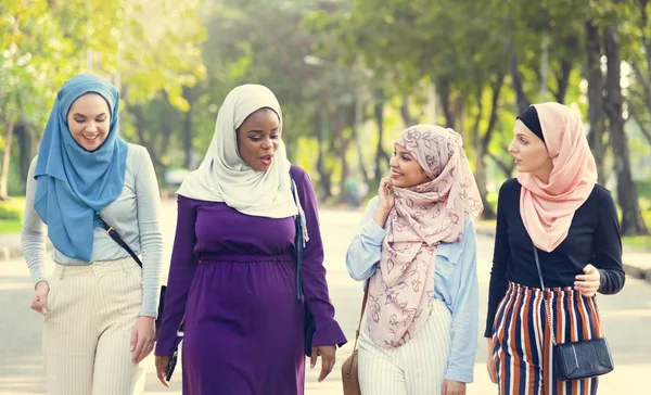 Perempuan Islam Teman Berjalan Dan Mendiskusikan Bersama Sama — Stok Foto