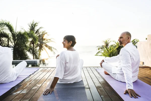 Grupp Seniorer Som Utövar Yoga Vid Poolen — Stockfoto