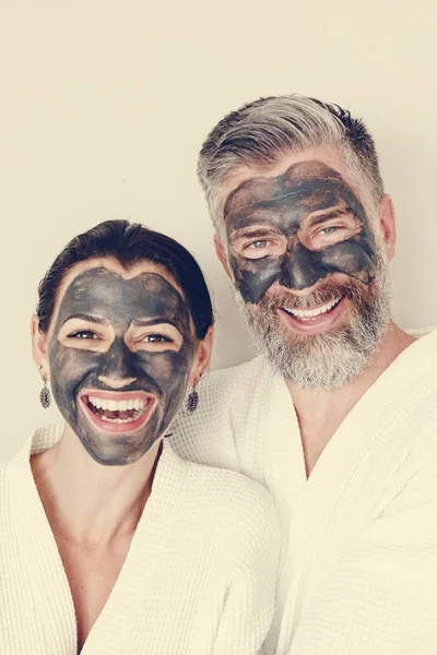 炭マスクを身に着けている幸せなカップル — ストック写真