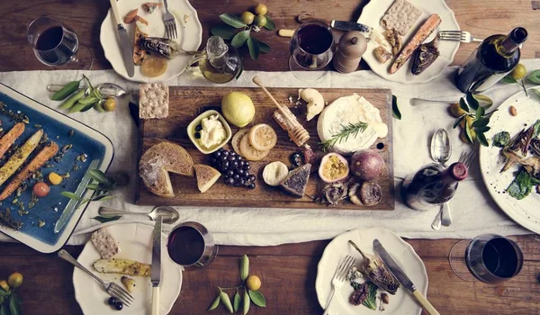 Rustic Style Dinner Cheese Platter — Stock Photo, Image