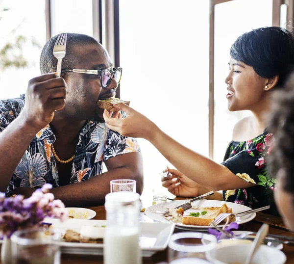 Pareja Interracial Desayunando Juntos Restaurante Del Hotel — Foto de Stock
