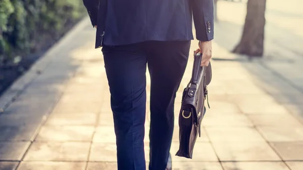 Homem Negócios Andando Segurando Sua Bolsa — Fotografia de Stock