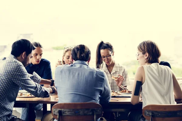 Divers Amis Ensemble Dans Restaurant — Photo