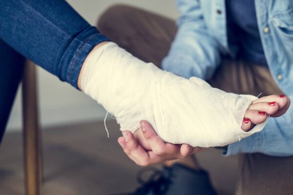 Люди с концепцией домашней безопасности
