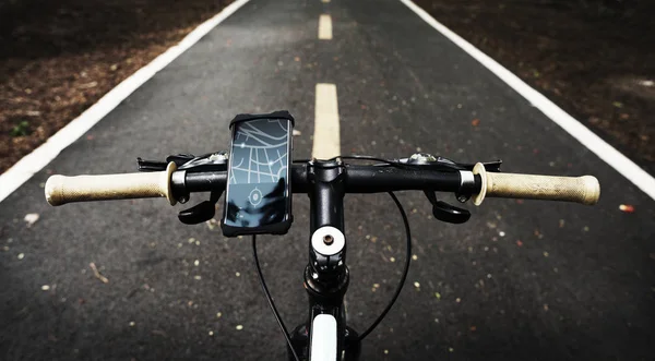 在自行车把手手柄上的设备上映射应用程序 — 图库照片