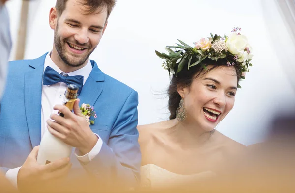 Close Shot Van Gelukkige Jonge Paar Huwelijksceremonie Gelet Strand — Stockfoto