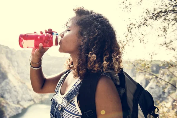 Mujer Viajero Beber Agua —  Fotos de Stock
