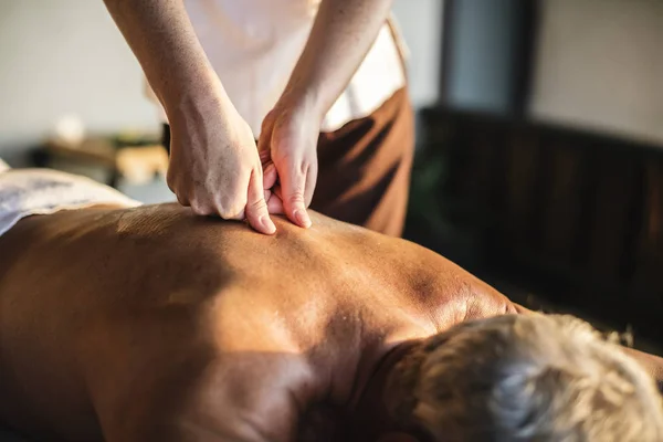 Terapeuta Messaggio Femminile Che Massaggio Una Spa — Foto Stock