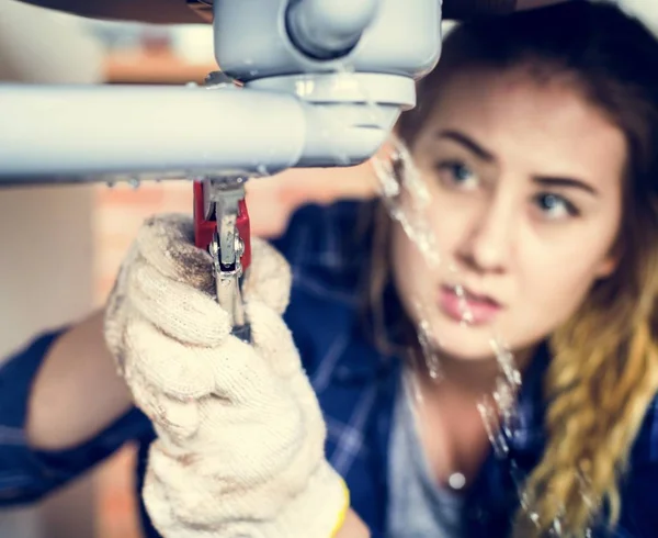 Žena Opravuje Kuchyňský Dřez — Stock fotografie