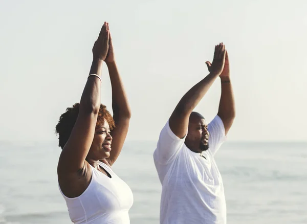 Casal Afro Americano Trabalhando Praia — Fotografia de Stock