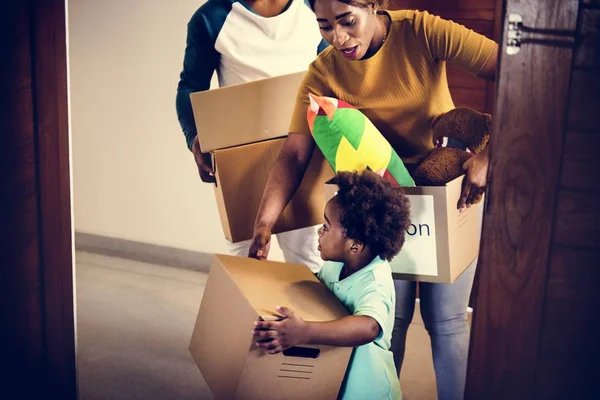 Siyah Aile Yeni Eve Taşınma — Stok fotoğraf