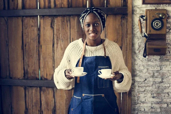 Donna Nera Che Serve Caffè — Foto Stock