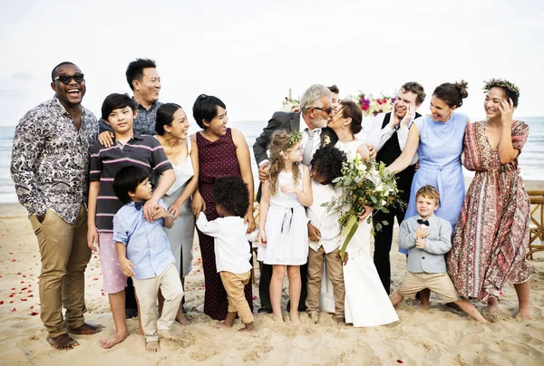Gruppo Multietnico Ospiti Matrimonio Coppia Matura Spiaggia — Foto Stock