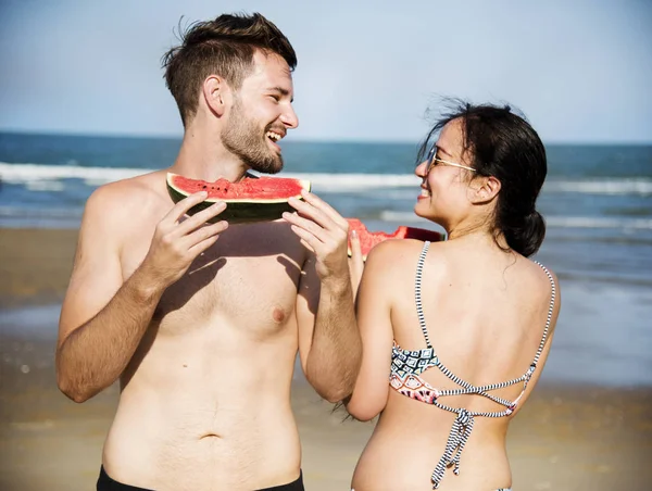 Coppia Mangiare Anguria Sulla Spiaggia — Foto Stock