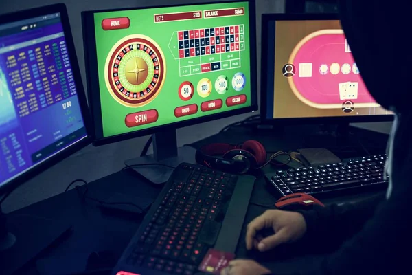 Αναπαραγωγή Online Τυχερά Παιχνίδια Στον Υπολογιστή Φορητό Υπολογιστή — Φωτογραφία Αρχείου