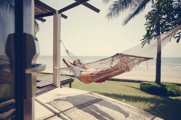 Para Relaksująca Się Hamaku Przy Plaży — Zdjęcie stockowe