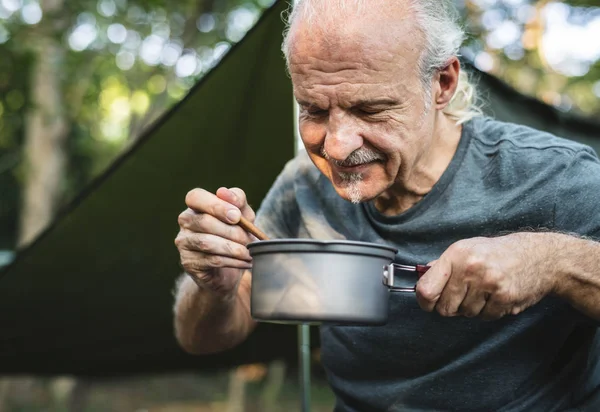 Homme Mûr Cuisinant Dans Camping — Photo