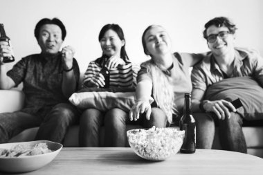 Arkadaşlar film gecesi yiyorsunuz