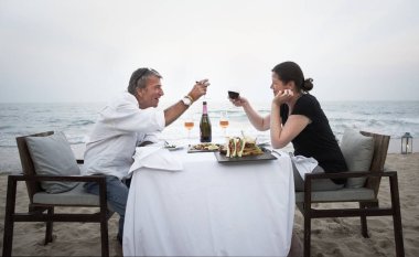 Deniz kenarında yemek çift