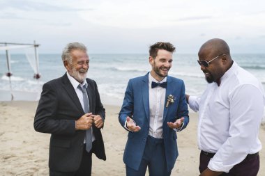 Damat onun sağdıç için konuşuyor