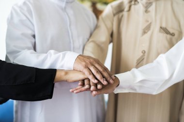 Müslüman grup arkadaşıyla birlikte eller istifleme